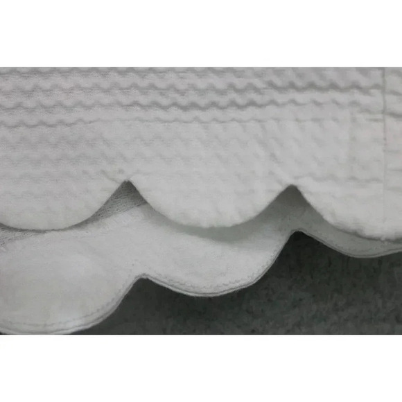 Lilly Pulitzer Women's White Scalloped Buttercup Shorts-Size 0-Pockets - Picture 3 of 10